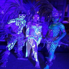 bailarines en un show maya prehispanico en cancun