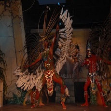 guerrero aguila show prehispanico en Cancun