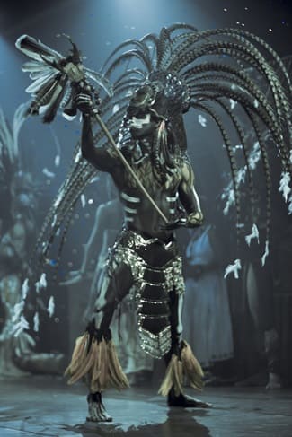 chaman maya en un show maya en cancun